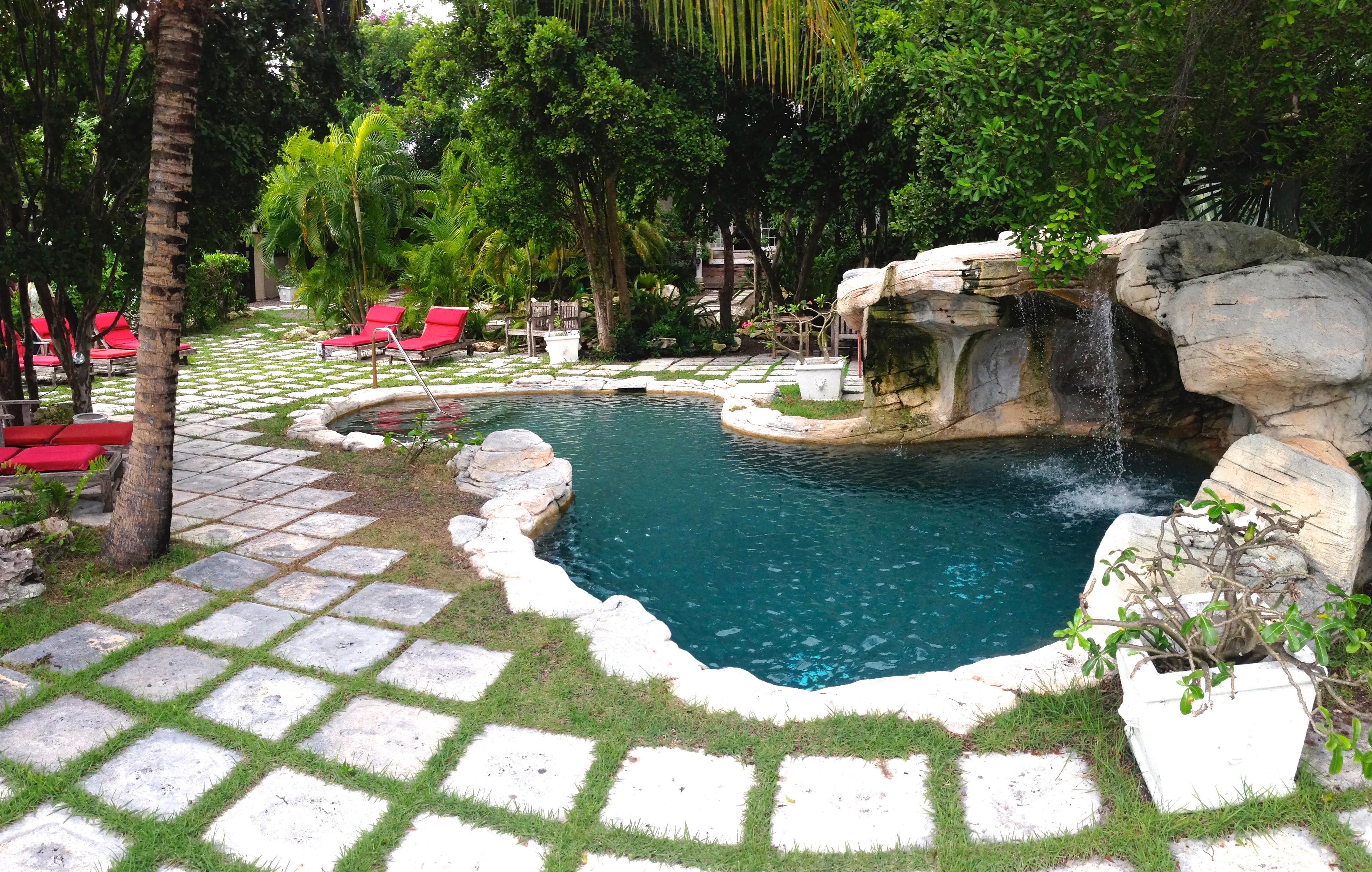 A Stone'S Throw Away Hotell Nassau Exteriör bild